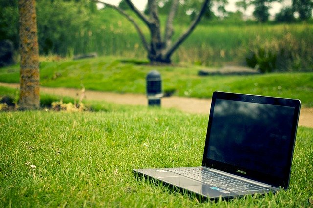 laptop na trávě